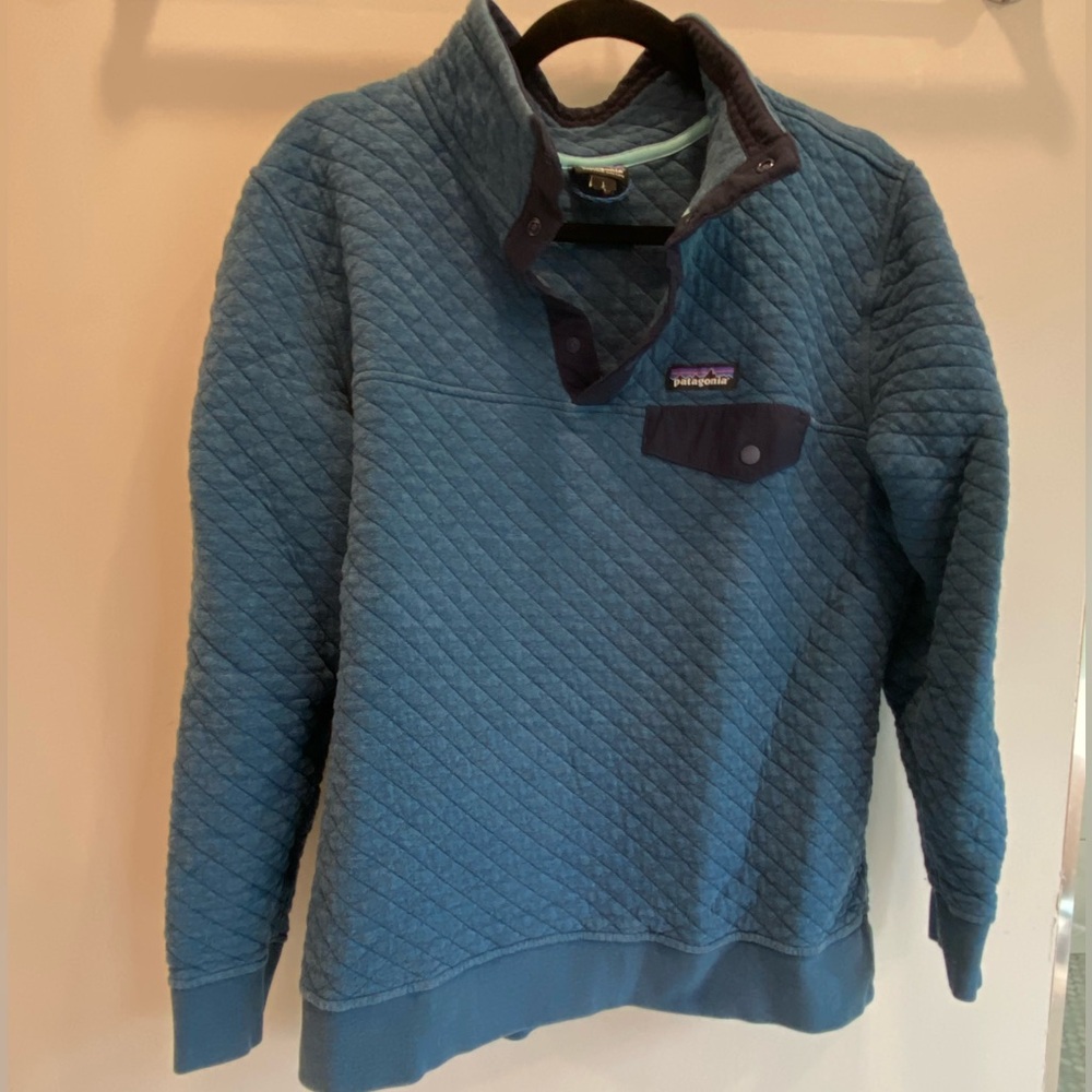 Women’s L Patagonia Blue half button up quilted pullover